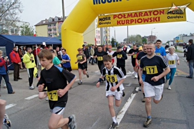 XVI Międzynarodowy Półmaraton Kurpiowski w Ostrołęce - PRZEDBIEGI (09.05.2010) - zdjęcie #30 - eOstroleka.pl